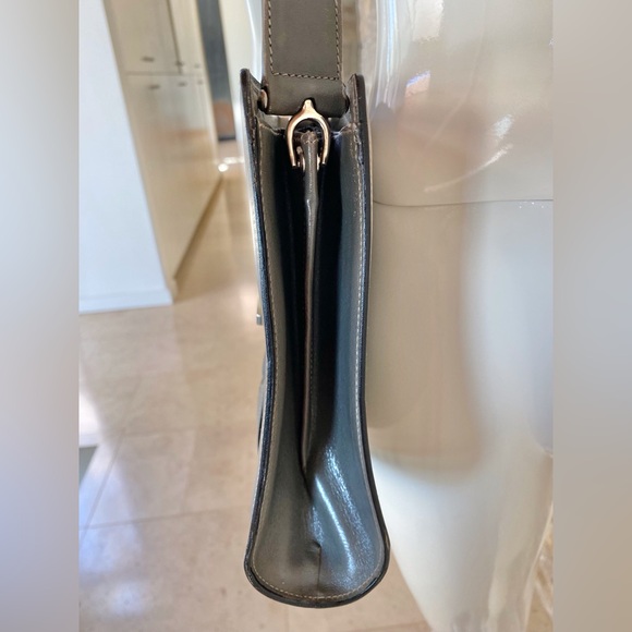 Vintage 1970s Gray Gucci Shoulder Bag with G Clasp and Suede Details - Picture 8 of 16